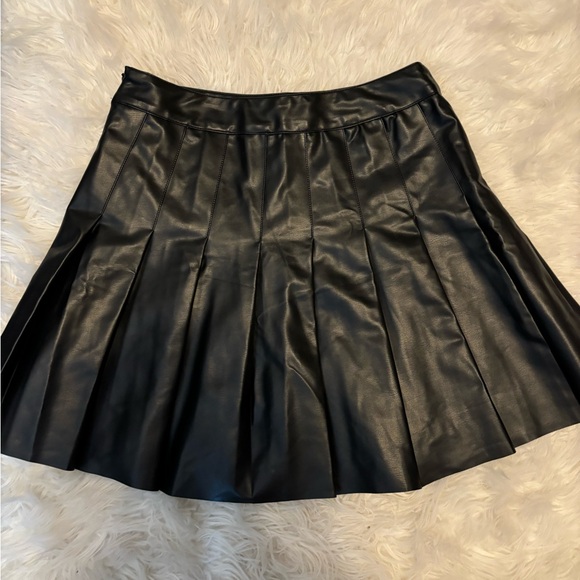 Woman’s Black faux pleated leather skirt - Picture 8 of 9